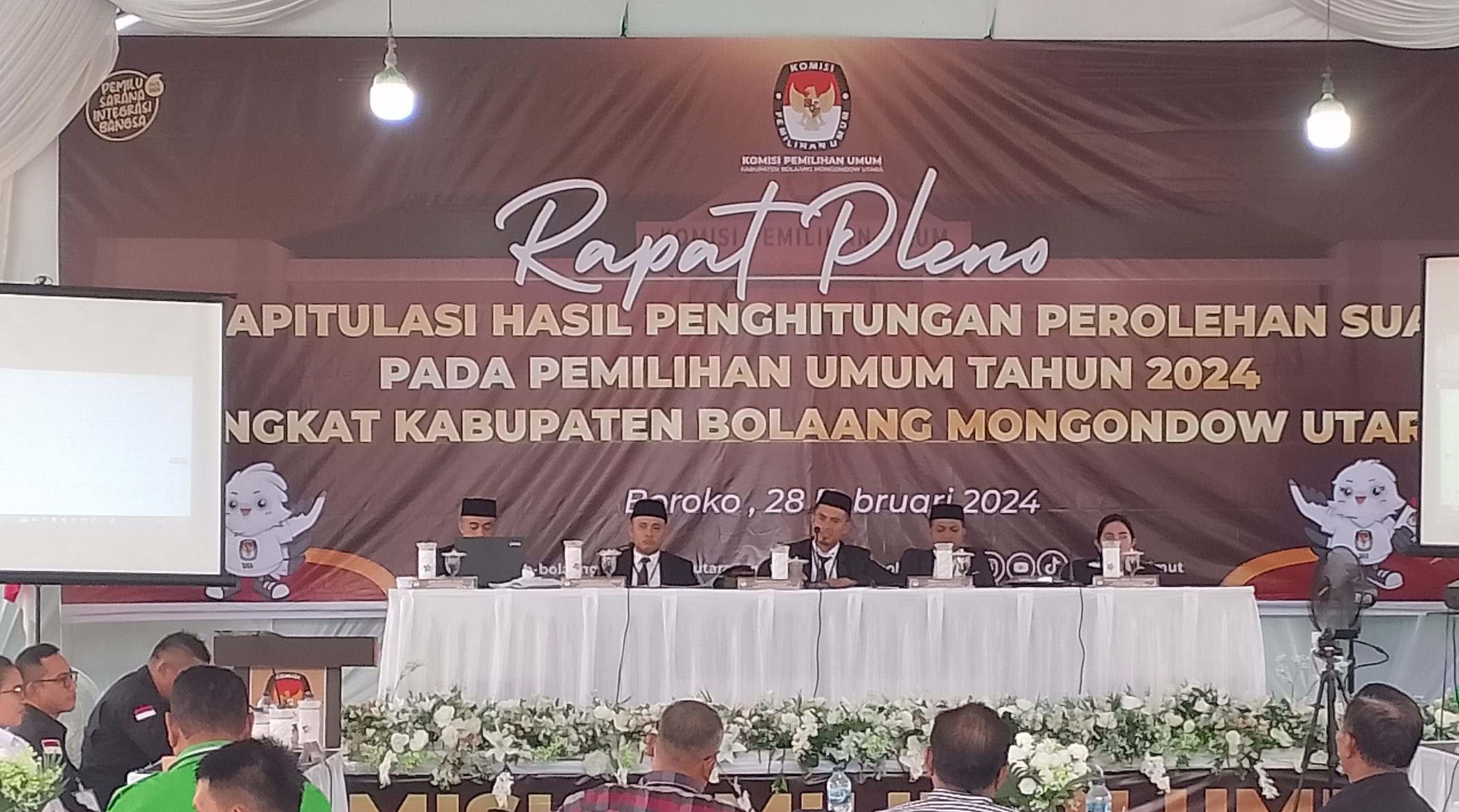 Acara Penutupan Rapat Pleno Rekapitulasi Hasil Suara Pemilu yang dihadiri bawaslu, Saksi dan para peserta Pemilu.