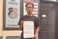 Sopir Travel inisial R membuat laporan ke Polres Pasaman Barat.(Foto. DOLOP)