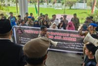 Massa Gerakan Rakyat Indonesia Bersatu (GRIB) Jaya Asahan bersama warga Pasar Kisaran menggelar aksi unjuk rasa di Kantor DPRD Asahan//Foto: Istimewa.