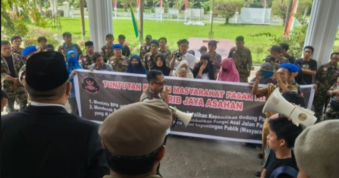 Massa Gerakan Rakyat Indonesia Bersatu (GRIB) Jaya Asahan bersama warga Pasar Kisaran menggelar aksi unjuk rasa di Kantor DPRD Asahan//Foto: Istimewa.