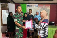 Suasana penyerahan Akta kelahiran di Panti Asuhan Al Fatahu//Foto: Penrem_132.